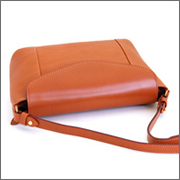 <a href=”P023.html”>別売りショルダー(P023)</a> にに付け替えて、ポシェットとしてもご利用いただけます。