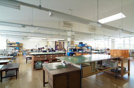 自然光がふんだんに差し込む、工房